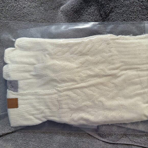 PACKAGE NEVER OPENED - Ivory Knit Fleece Lined Touchscreen Gloves - Picture 3 of 3